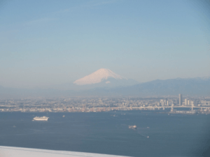 着陸態勢時見えた富士山とダイヤモンド・プリンセス号