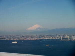 海上左側にクルーズ船「ダイヤモンドプリンセス号」