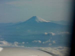 横浜港上空に美しい富士山
