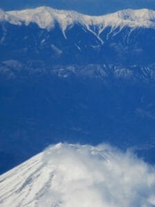 富士山の火口の向こうに南アルプスの山々が雪に覆われていた