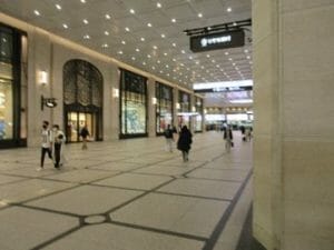 阪急百貨店とグランドビルの間の広い通路も人通りはまばら