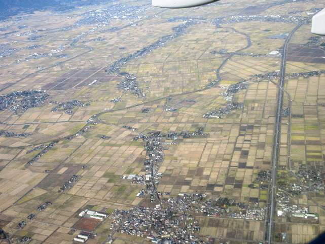 刈り取りの終わった田園