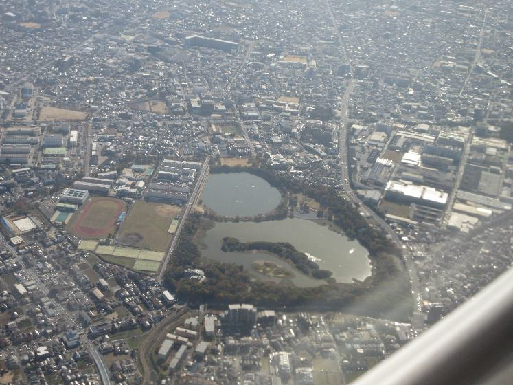 池にある島は日本列島を象ったもの