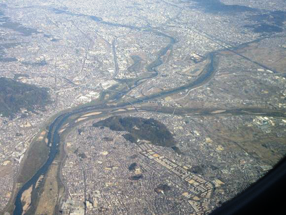 桂川、宇治川、木津川が合流して淀川になる上空を通
